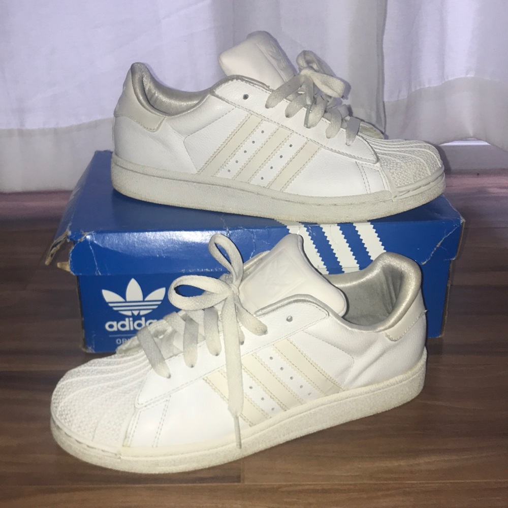 • Adidas • Superstar • All White • 5.5 •